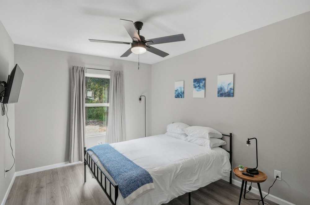 Cozy 3BR Suite Insuite Laundry Min to Downtown