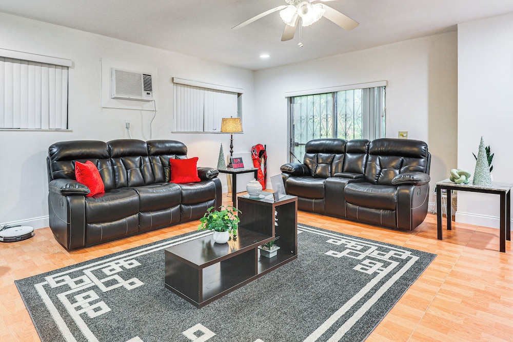 3 Mi to Hard Rock Stadium: Cozy Home w/ Patio