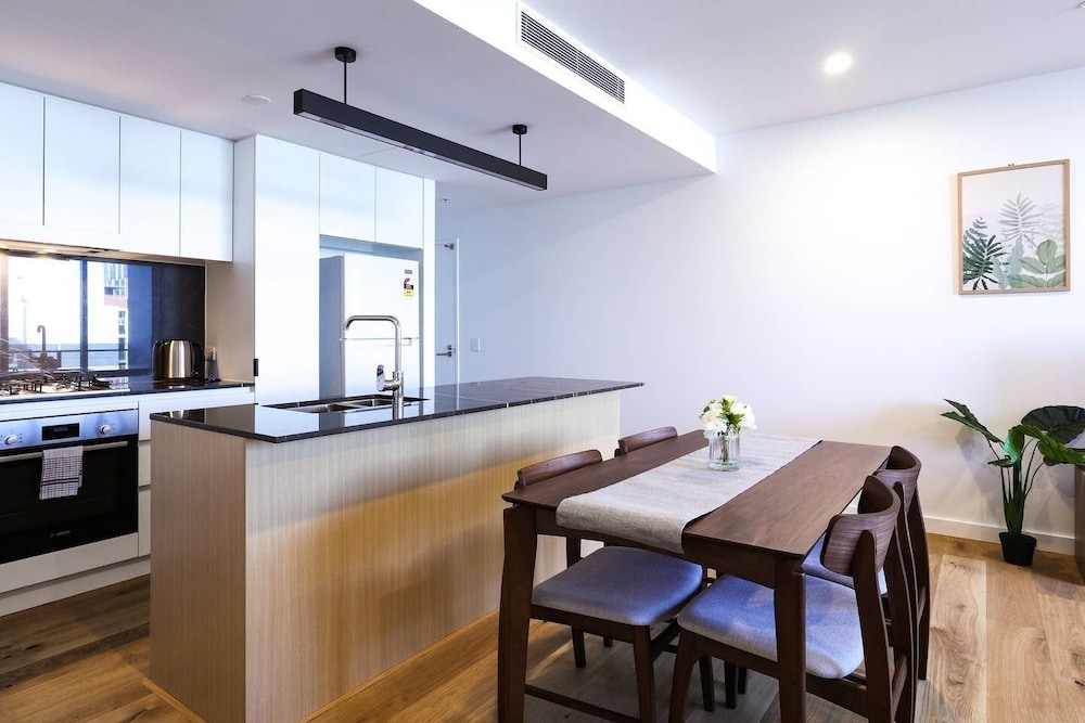 Stylist 2 Bedrooms Apartment With Pool/gym/parking view 2