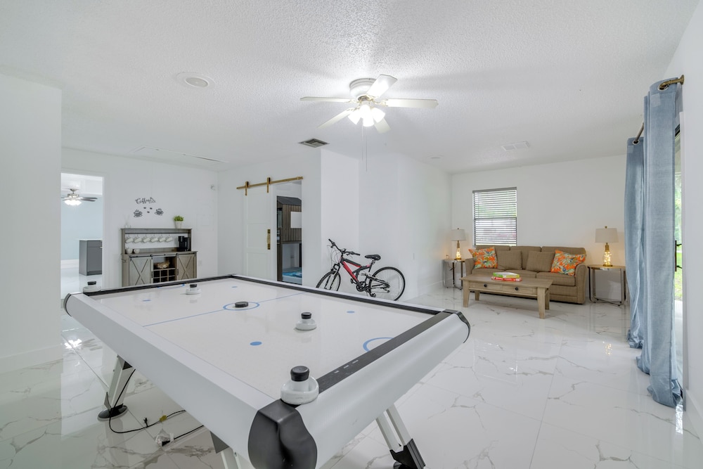 Swim, Hike & Kayak: Crystal River Retreat w/ Yard!