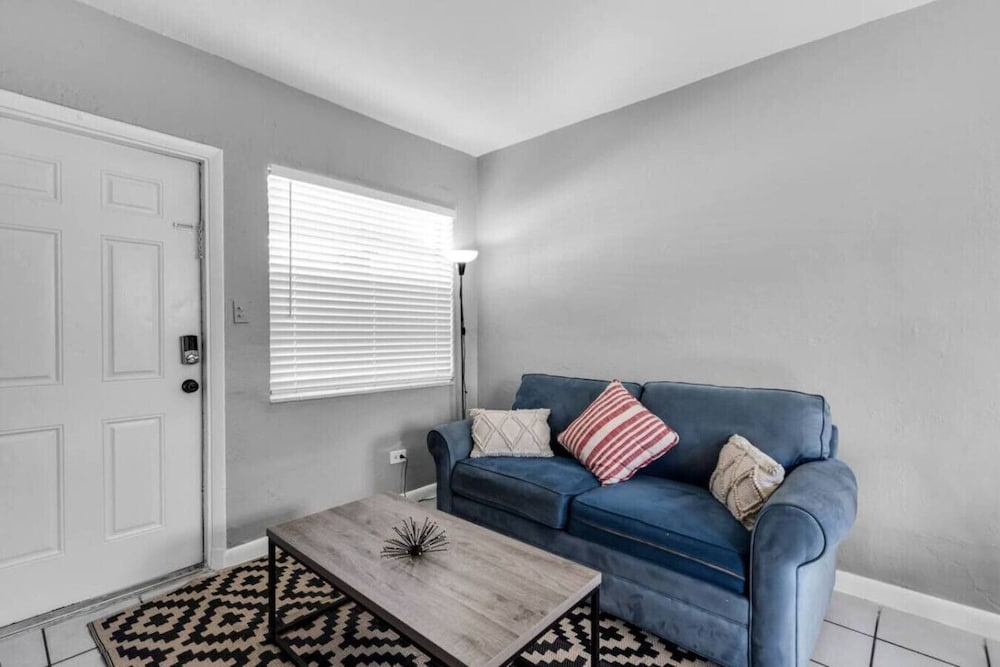 Beachside 1BR Nook Near Airport Free Parking
