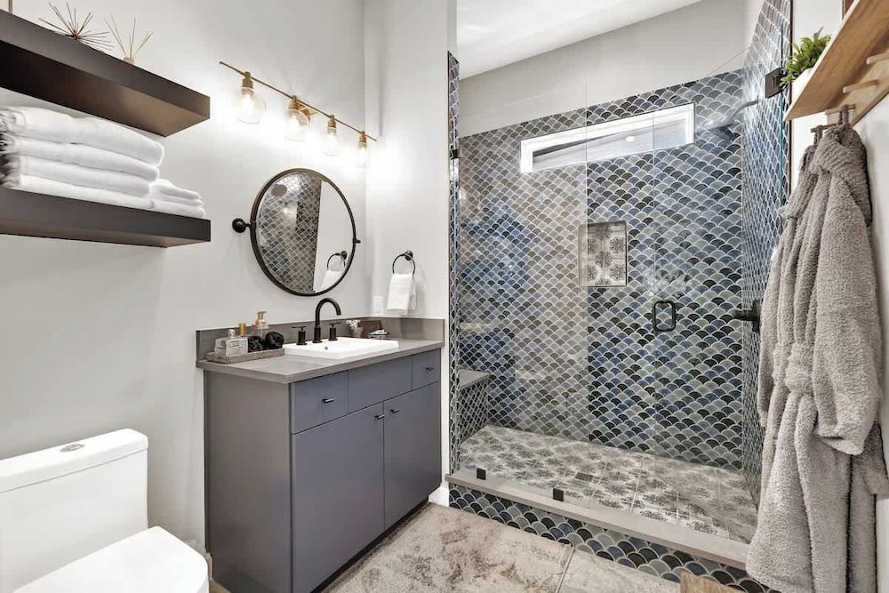 Pop 1: Hot-tub + Close to Main St