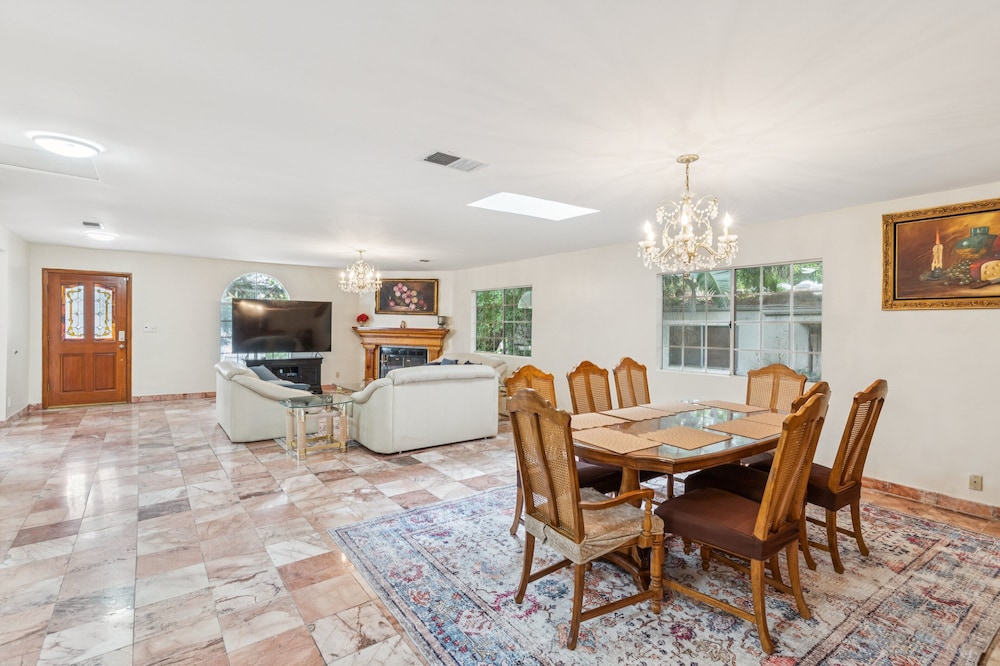 Russell House Near Hollywood & Griffith Park 3 Bedroom Home