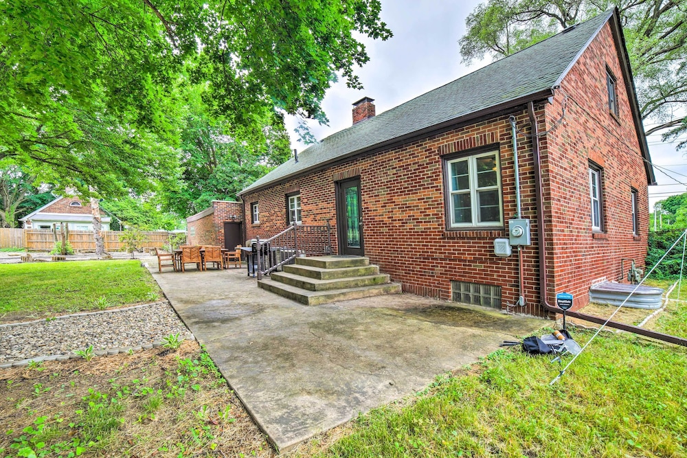 Cozy Abode ~ 3 Mi to Indiana Dunes Nat'l Park view 3