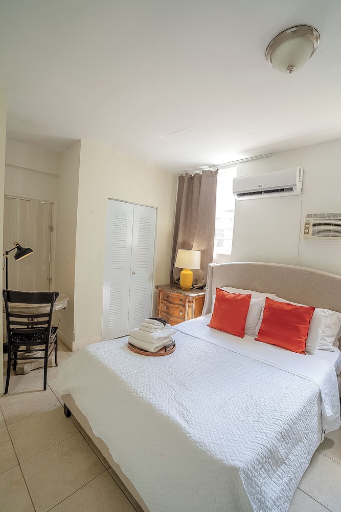 Miami Vacation Home 4 bedroom Parking.