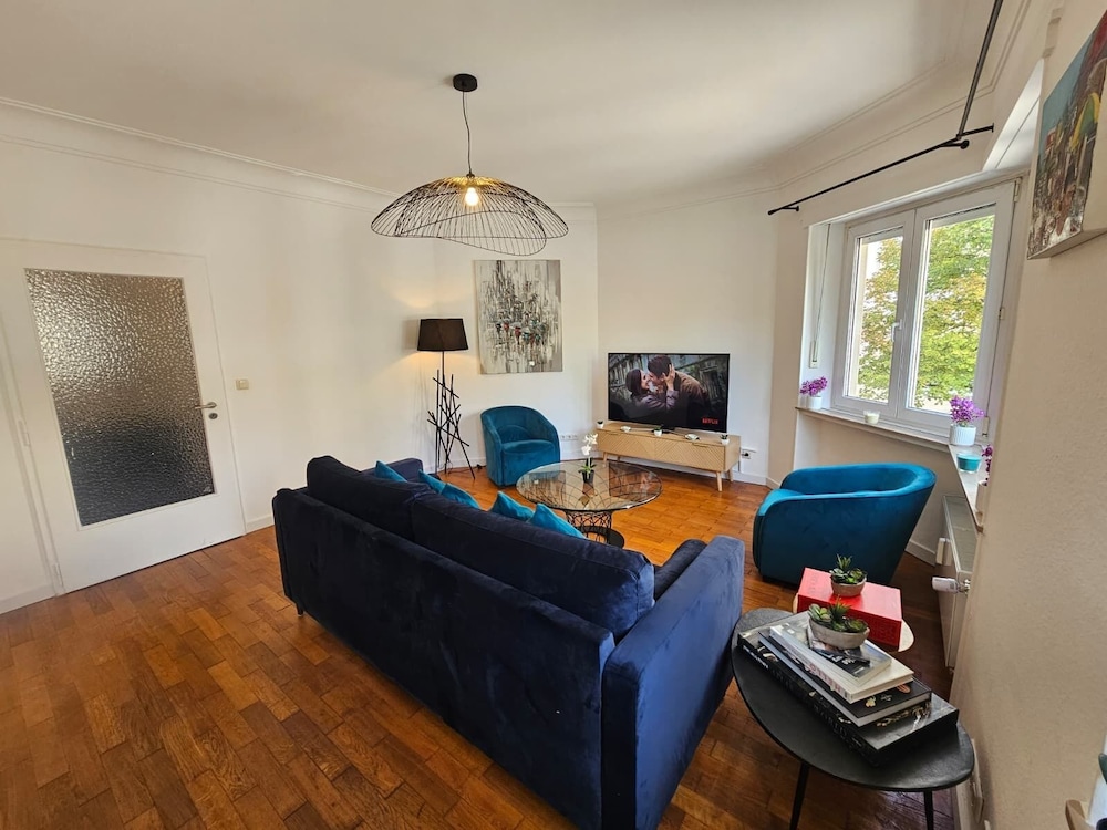 Ideal city stay 1BR near train station