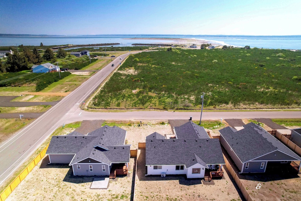 Ocean Shores Home w/ Game Room - Walk to Beaches! view 4
