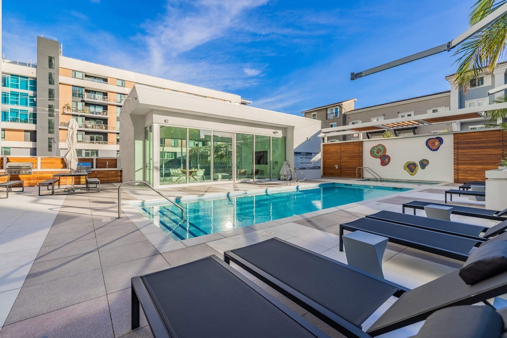 @marbella Lane - Chic 2BR Penthouse w/ Ocean Views