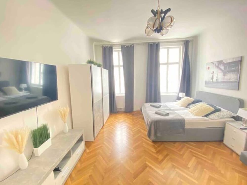 City Apartment - 5 min to Metro