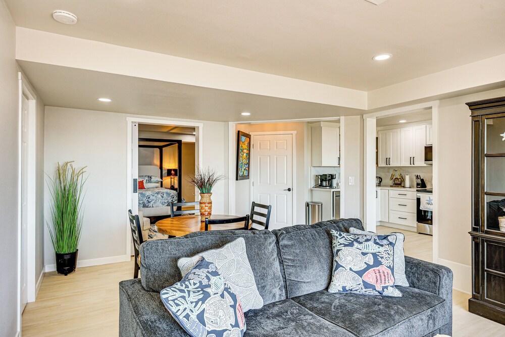 Puget Sound Views: Des Moines Apt w/ Patio