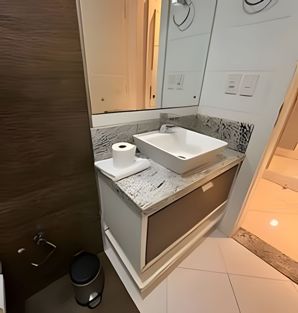 Casa com piscina 5 suites 1 quarto e AC