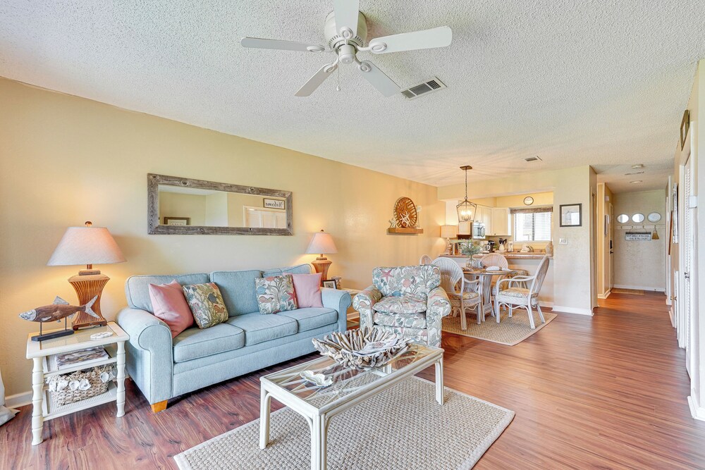Breezy PCB Retreat w/ Balcony - Walk to Beach!