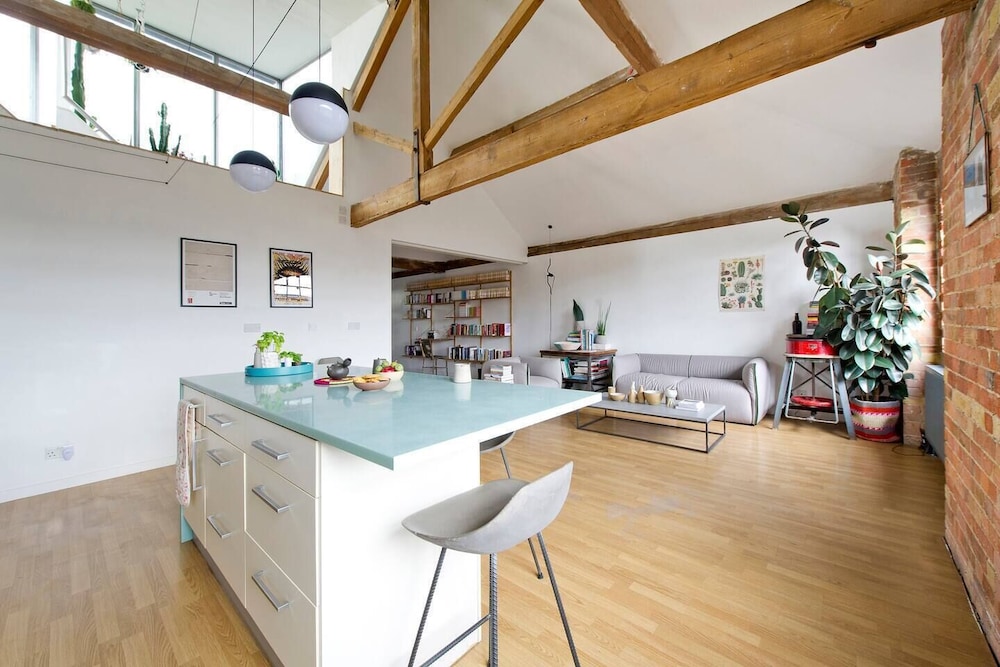 Unique & Vibrant 1-bed Loft With Roof Garden