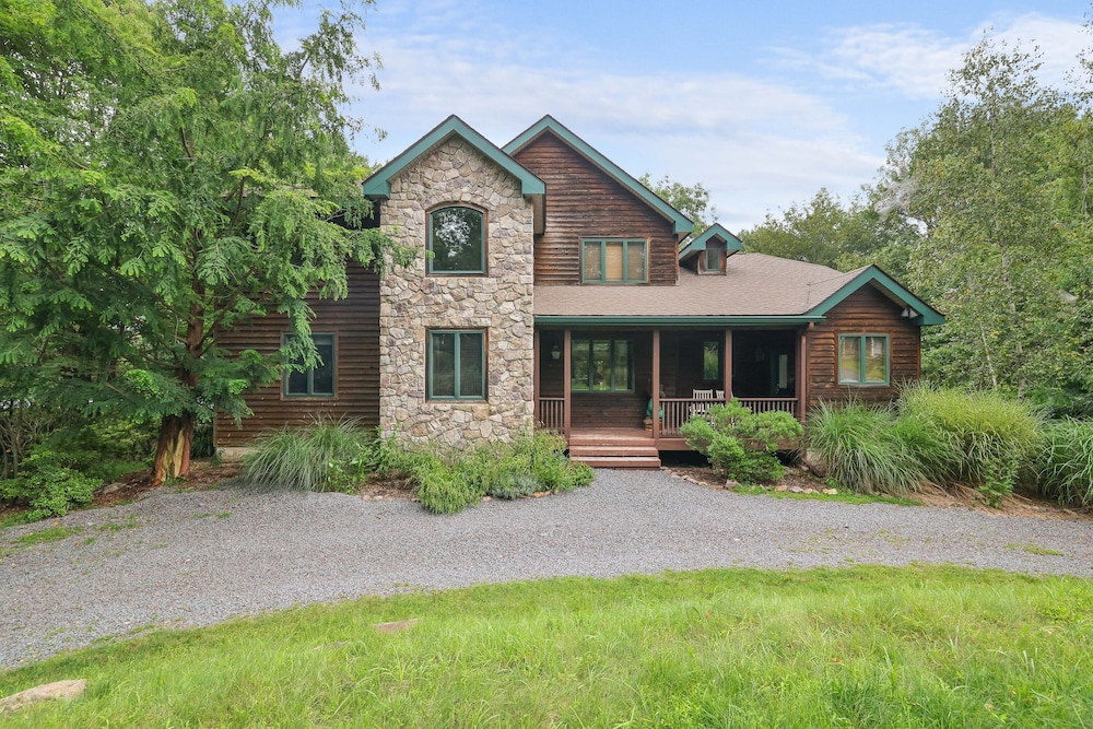 Elk Hollow by Avantstay Lakefront Chalet w Game Room Fire Pit