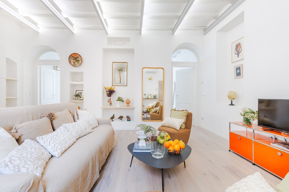 Casa Joyce in Lucca With 1 Bedrooms and 1 Bathrooms