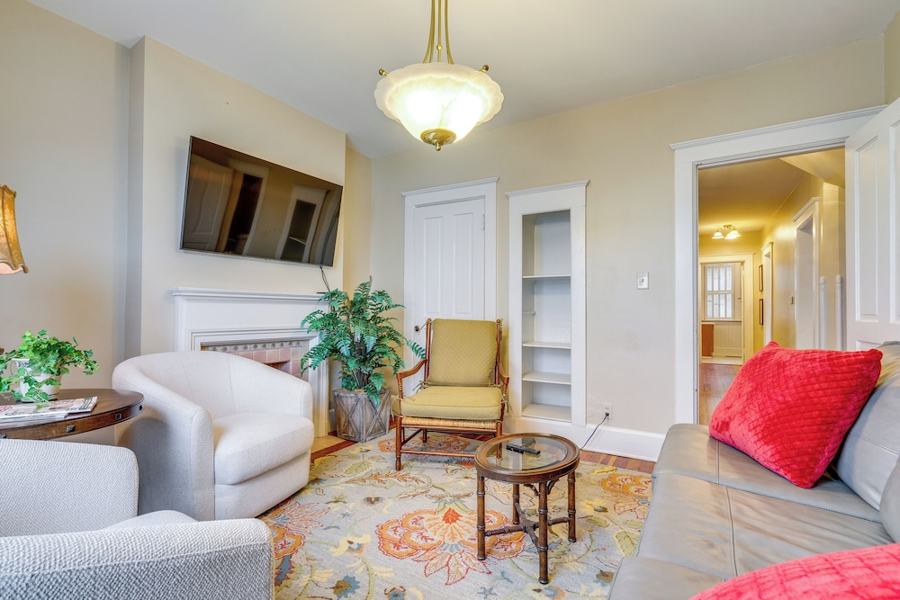 Walk to Garden & Restaurants: Zanesville Apartment