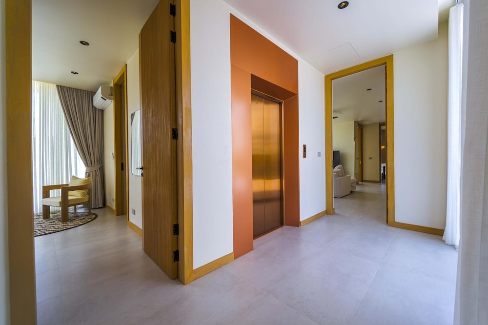 Ultra-Modern 6-Bedroom in GolfCourse PH6