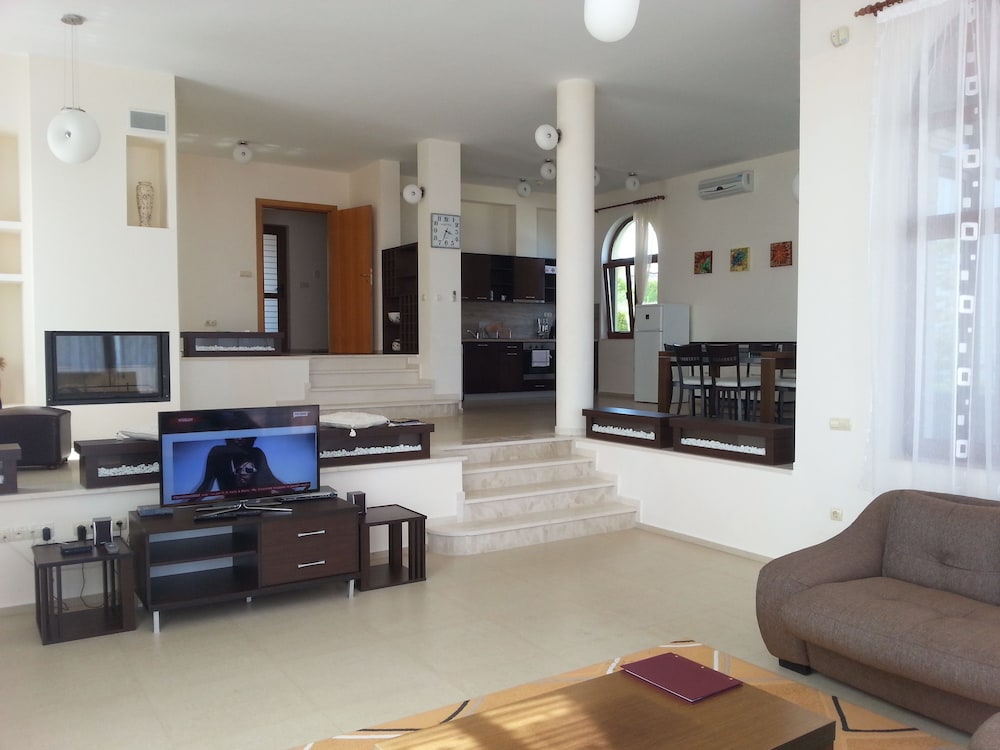 Lighthouse Luxe Estate Apart & Villas