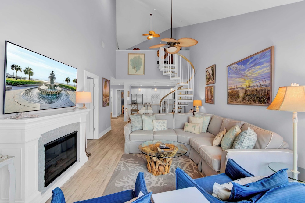 518 Seascape Waterfront Views + Community Pool
