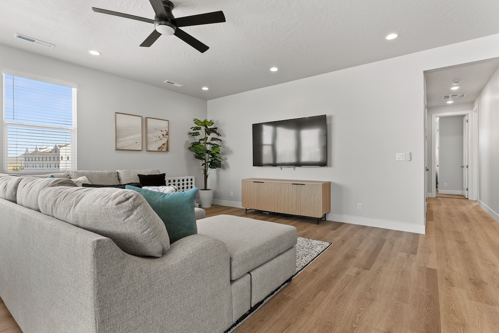 Red Desert Oasis 5 Bedroom Home