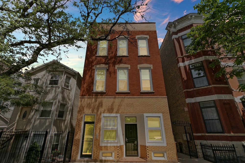 Comfy & Stylish 2BR 1BA in West Town view 5