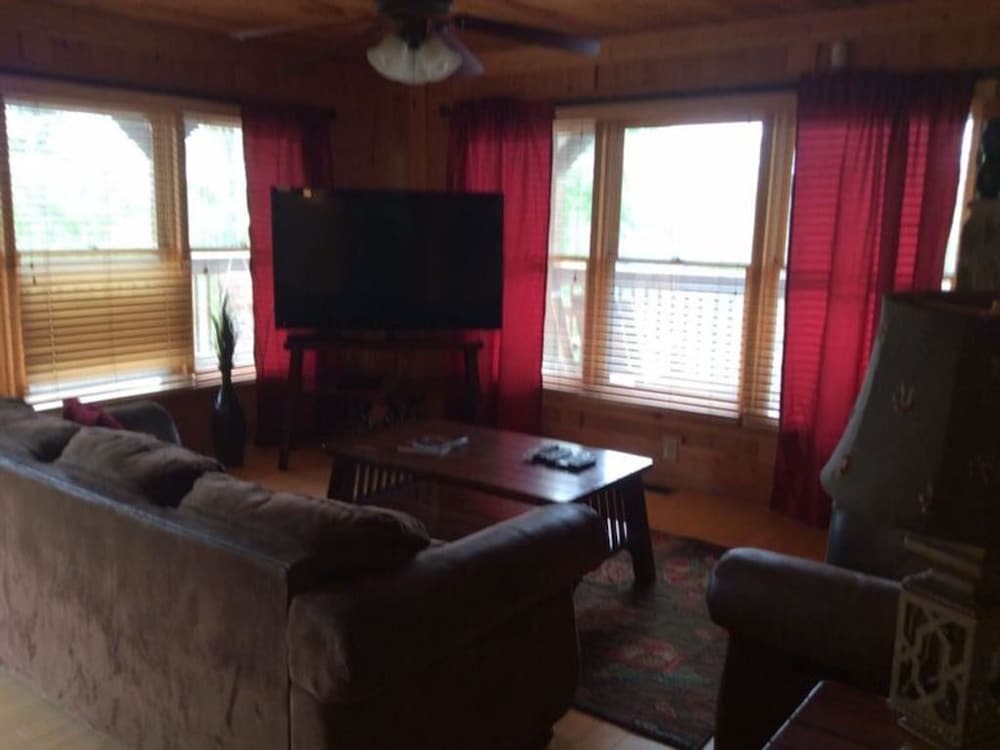 Spacious Party Hut Near Attractions by Redawning