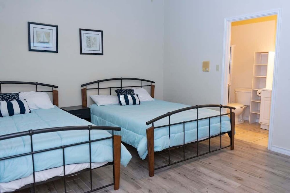 Open & Modern Pool #b Walk To Beach 2 Bedroom Condo