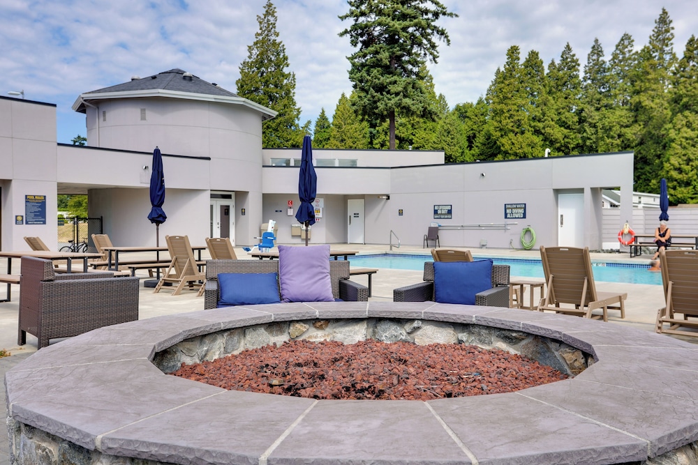1 Mi to Birch Bay SP! Cozy Cabin w/ Pool Access