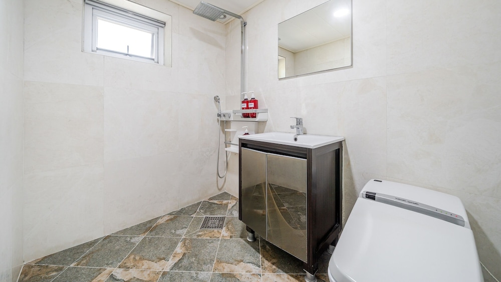 Taean Anmyeondo Bohemia Village Pension