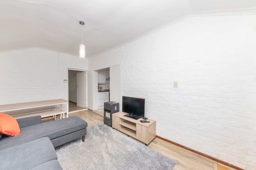 Peaceful 1BD Flat w/ Private Gardenrondebosch
