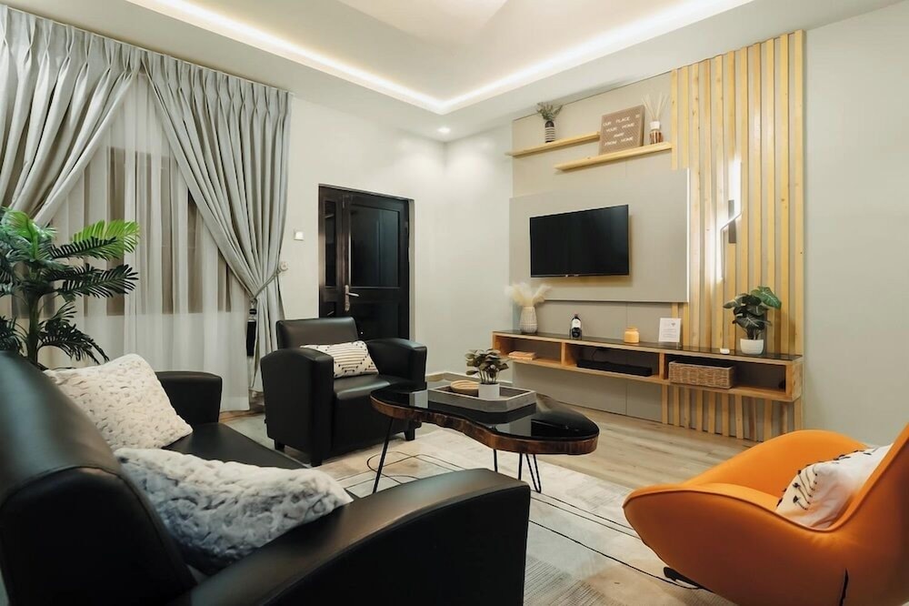 MMM HOUSE
