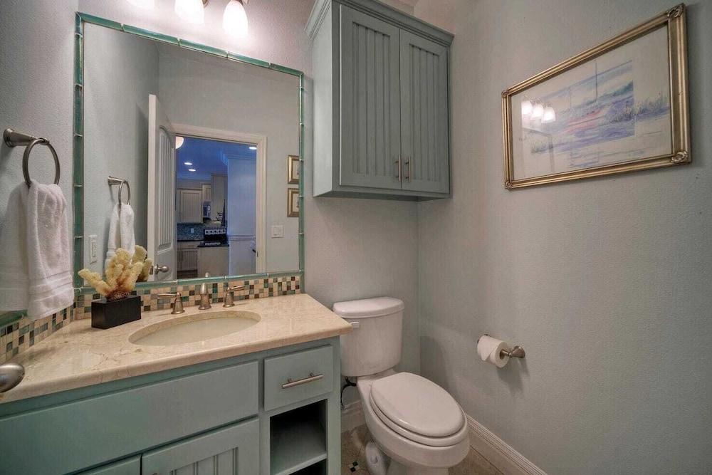 2 Homes in Las Palmeras by Avantstay Sleeps 18, Resort Pool + Private Patio Walk to Town, Golf Cart Zone