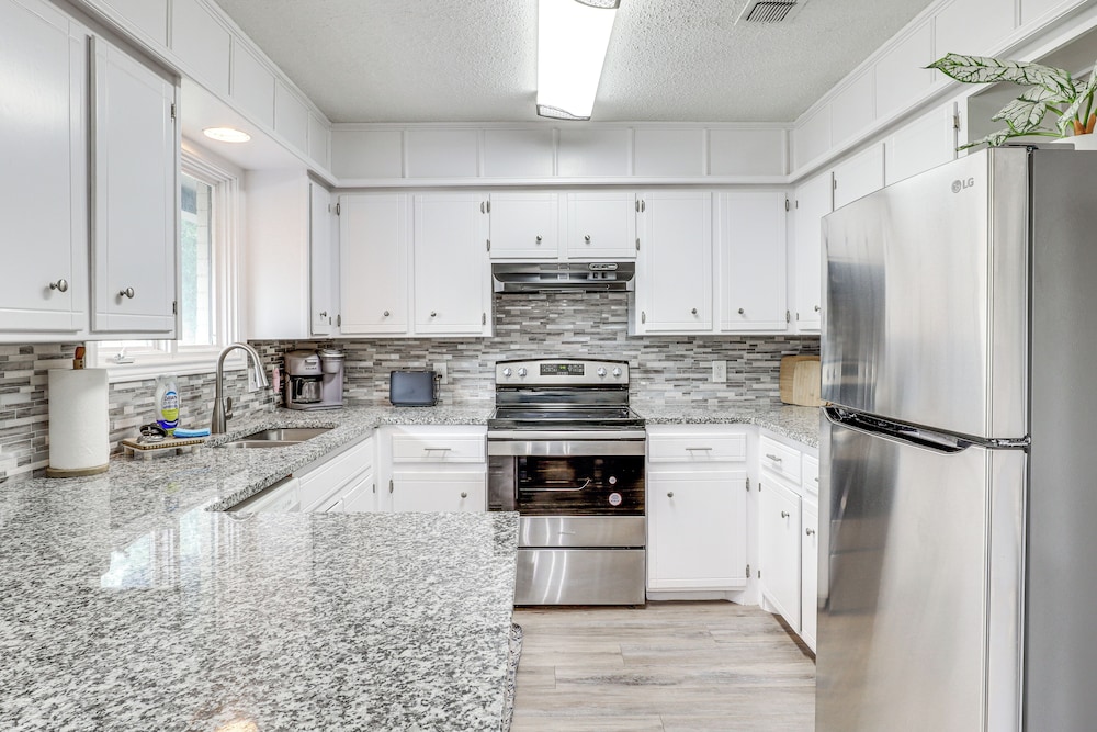 4 Mi to Texas Tech University: Home w/ Patio!