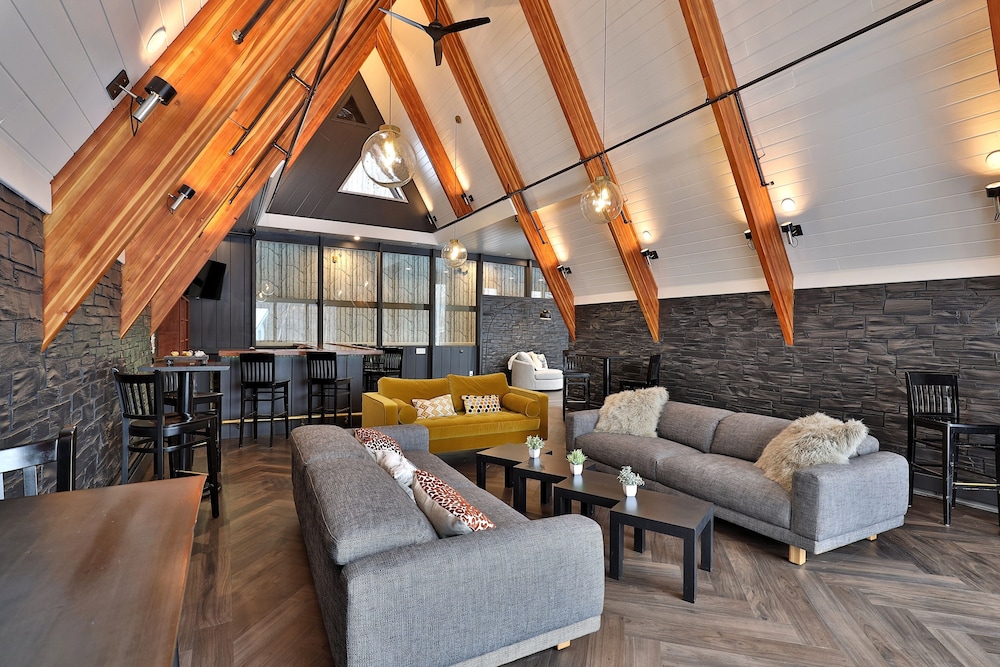 Rent An Inn! Takeover The Birch Ridge W/ Your Group. Mountain Lodge: 11 Rooms, Bar, Fireplace. 28ppl 11 Bedroom Home