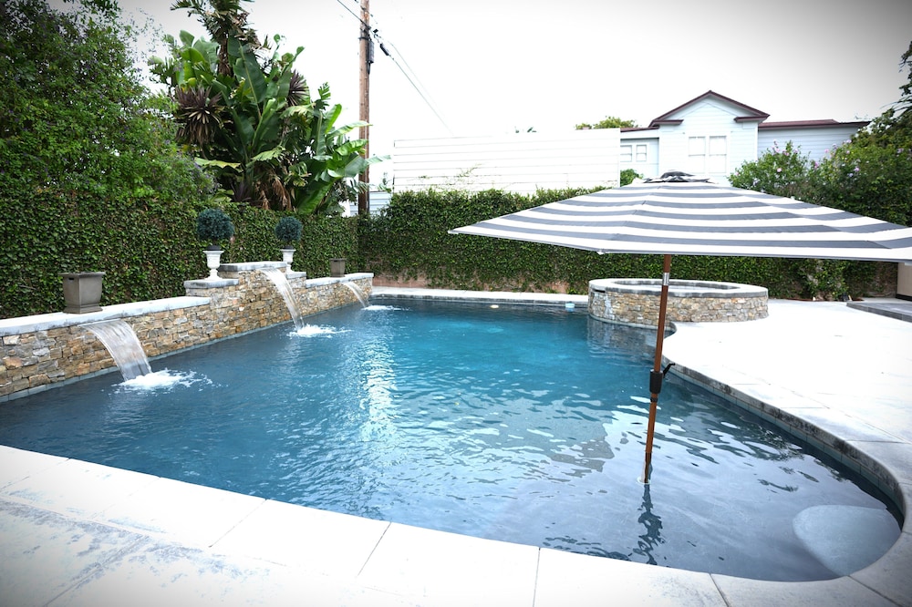 Designer decorated 6 bedroom 4 bath pool home