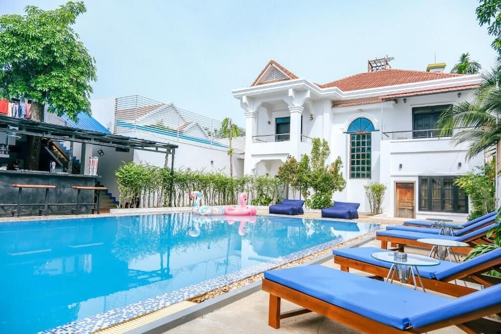 Last Summer Hostel & Bar