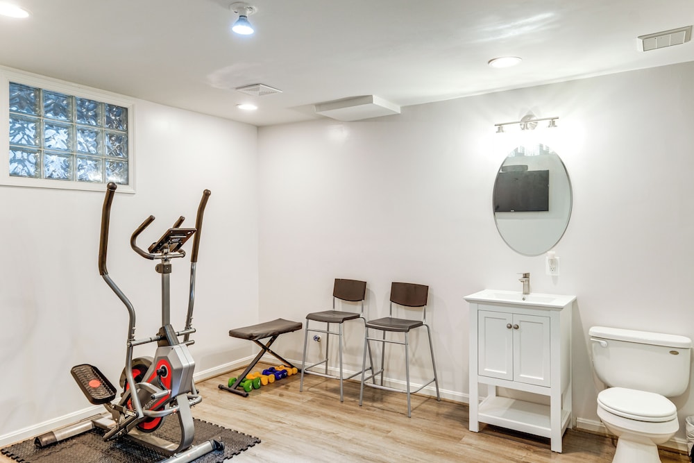 8 Mi to Dtwn Silver Spring: Convenient Condo