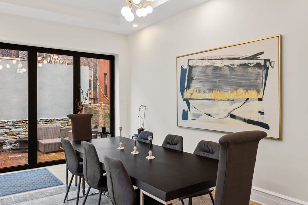 Riverside by Rove Travel 7BR Modern Townhouse