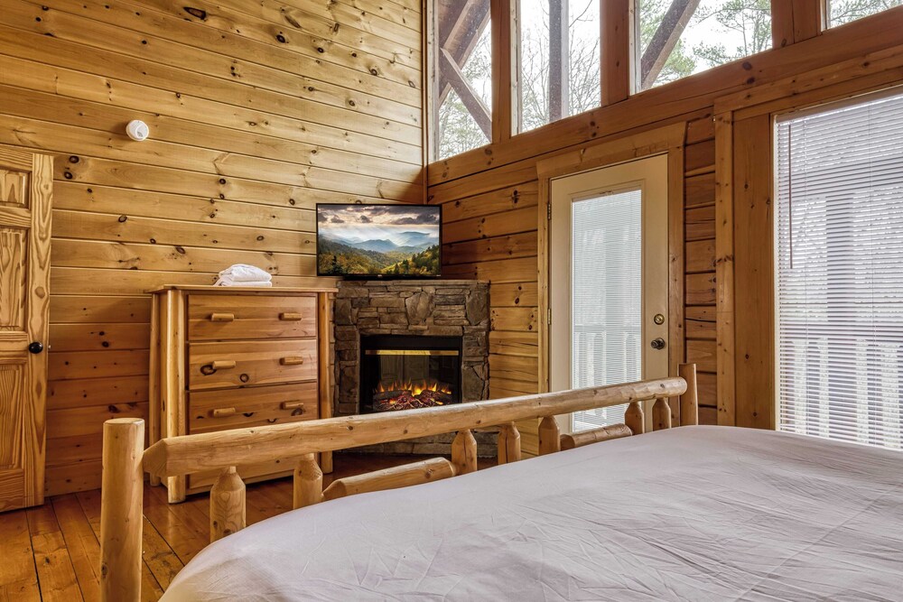 Hot Tub, Game Room, Movie Theater, View Sleeps 18 Lookout Lodge by Avantstay