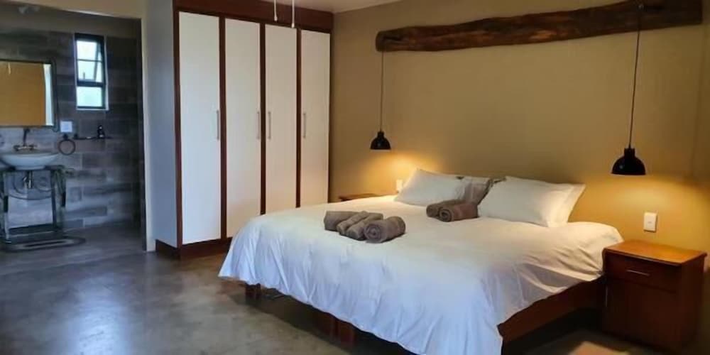 Callies Game Lodge Safaris view 3