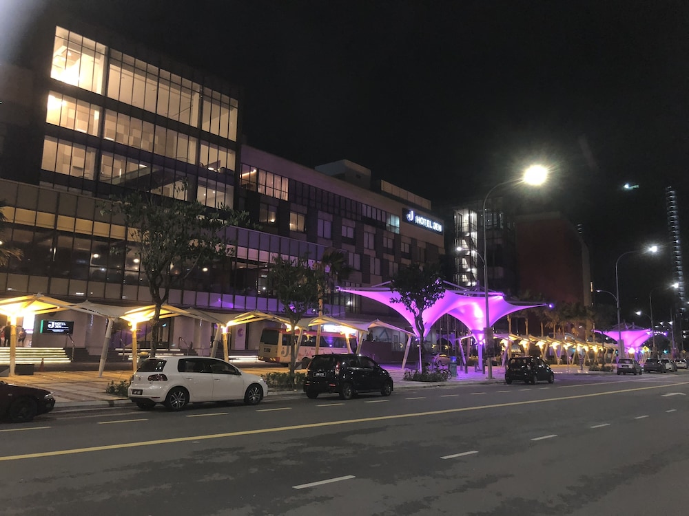 Teega Waterfront - Hello Kitty