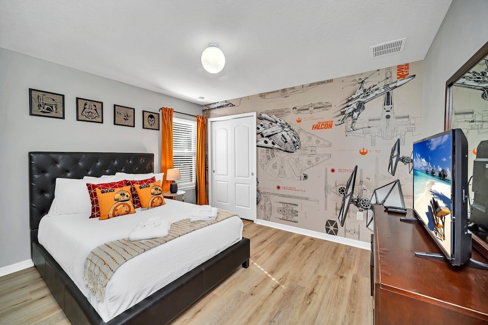 Contemporary Masterpiece. Star Wars, Cars, and Disney Princess Rooms. Huge Pool and Game Room With Theatre! view 3