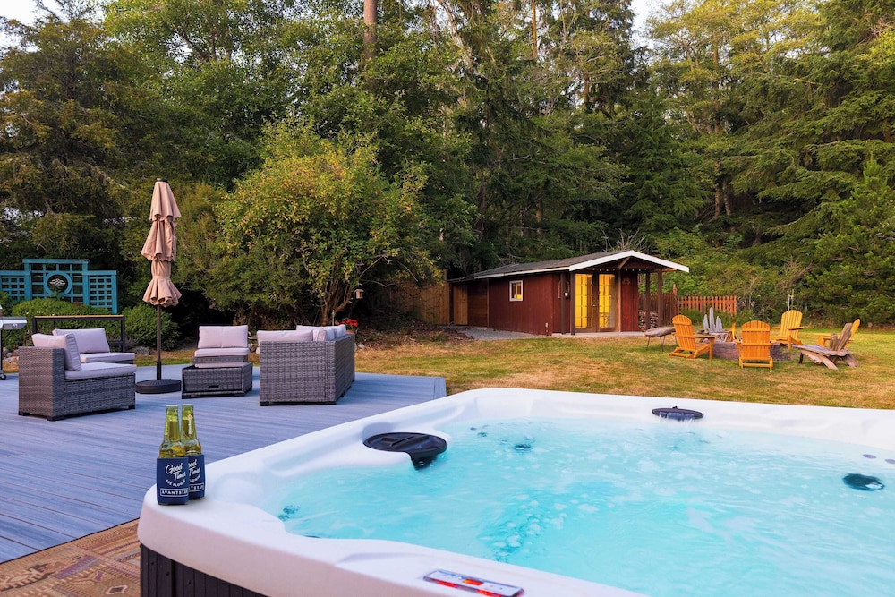 Lodge Trails, Hot Tub, Walk to Cornet Bay