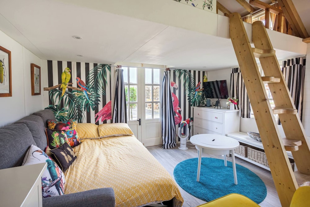 Lakeside Sussex Retreat
