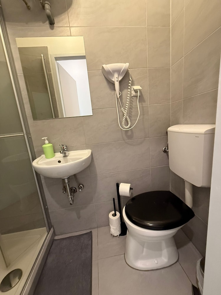 1BR Apt Budget Stay by Westbahnhof