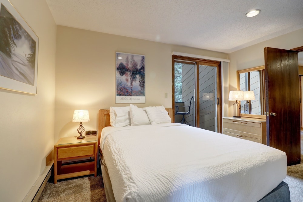 Perfect Location, Pet Friendly Ski-In Ski-Out - CM336 by Redawning