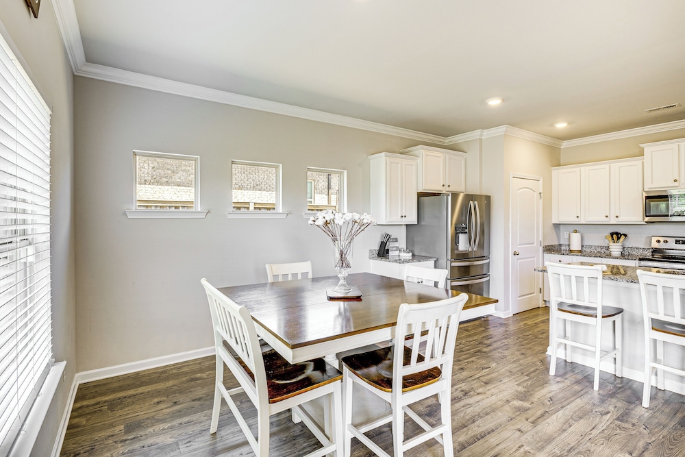 5 Mi to The Square: Athens Home w/ Pool Access!
