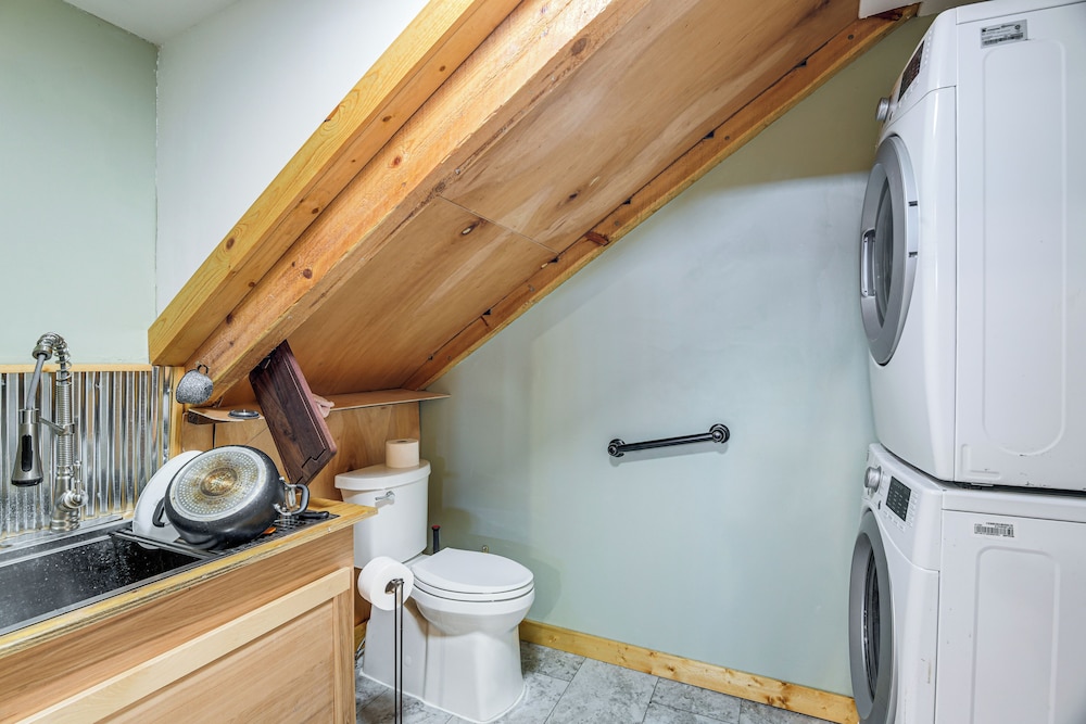 5 Mi to Lake: Secluded Pinedale Retreat w/ Sauna!