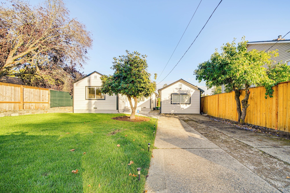 8 Mi to Downtown Seattle: Charming Home w/ Patio