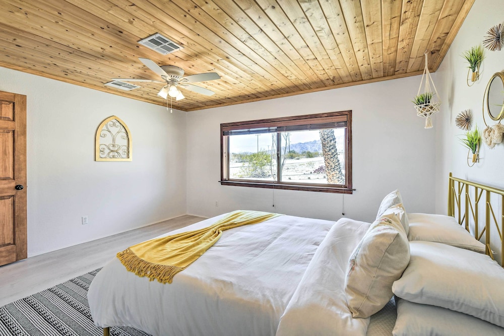 Chic Joshua Tree Pad w/ Mountain Views  Hot Tub - Property Image 23